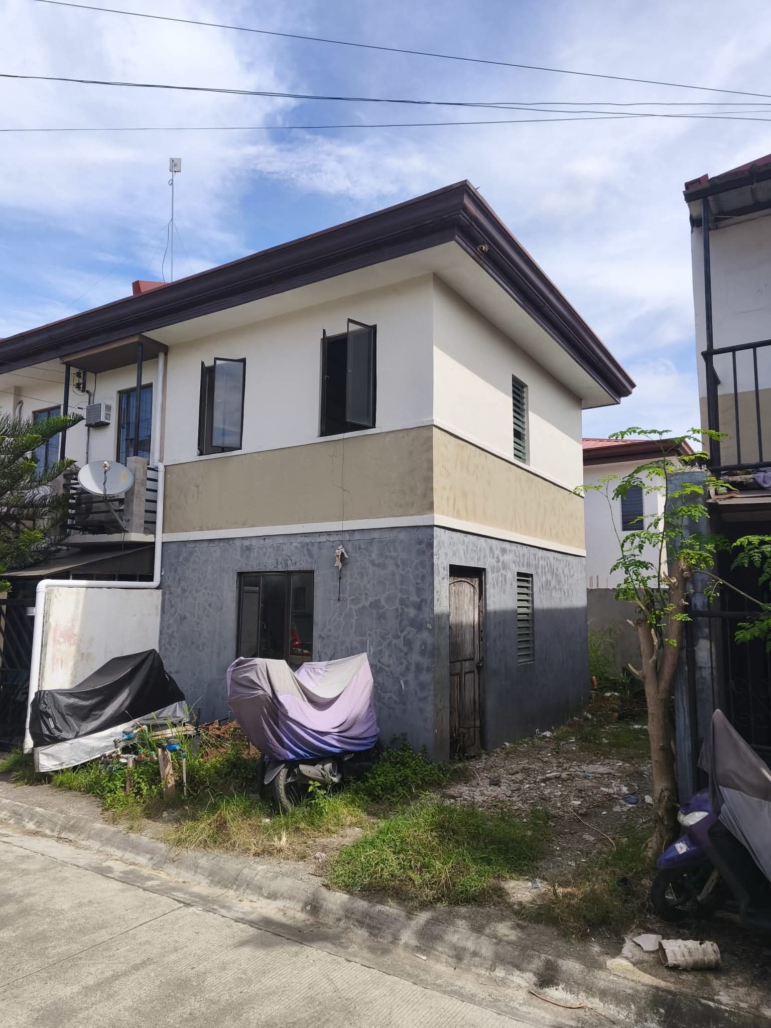 END UNIT TOWNHOUSE FOR SALE IN - Image 1