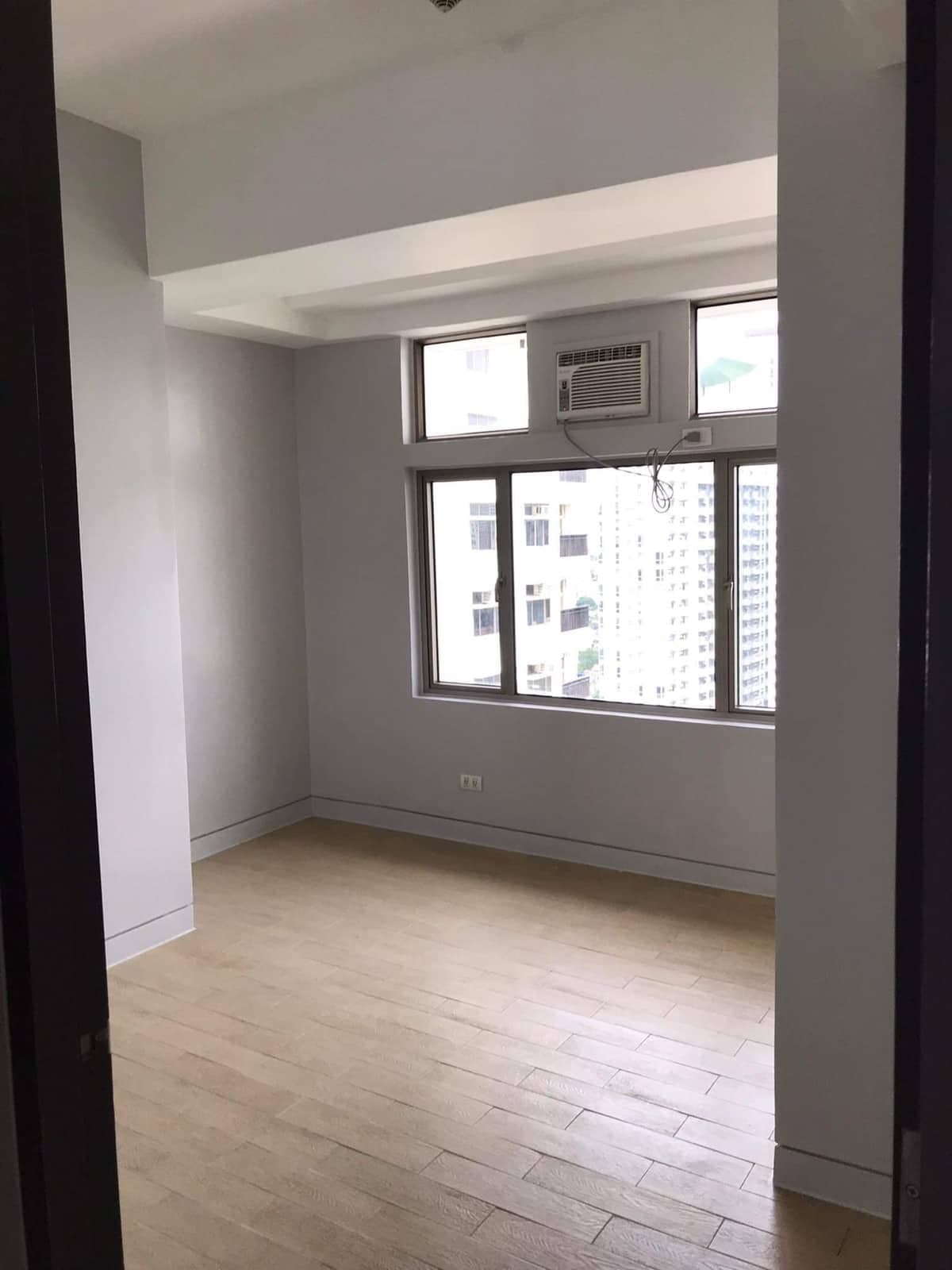 RUSH SALE! Stylish 3BR Condo in Manhattan Parkview Residences – Only ₱11M - Image 2 of 5