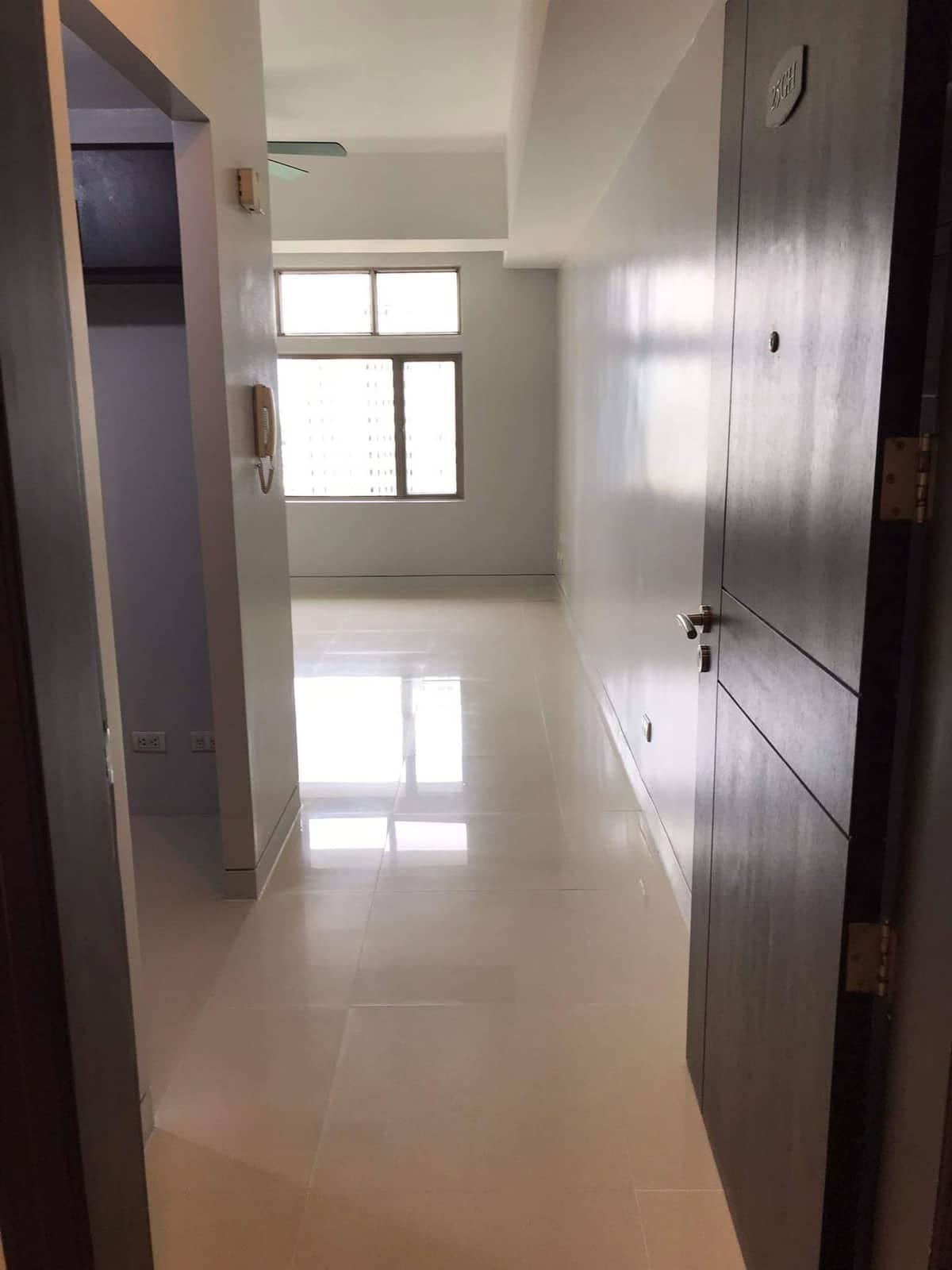 RUSH SALE! Stylish 3BR Condo in Manhattan Parkview Residences – Only ₱11M - Image 3 of 5
