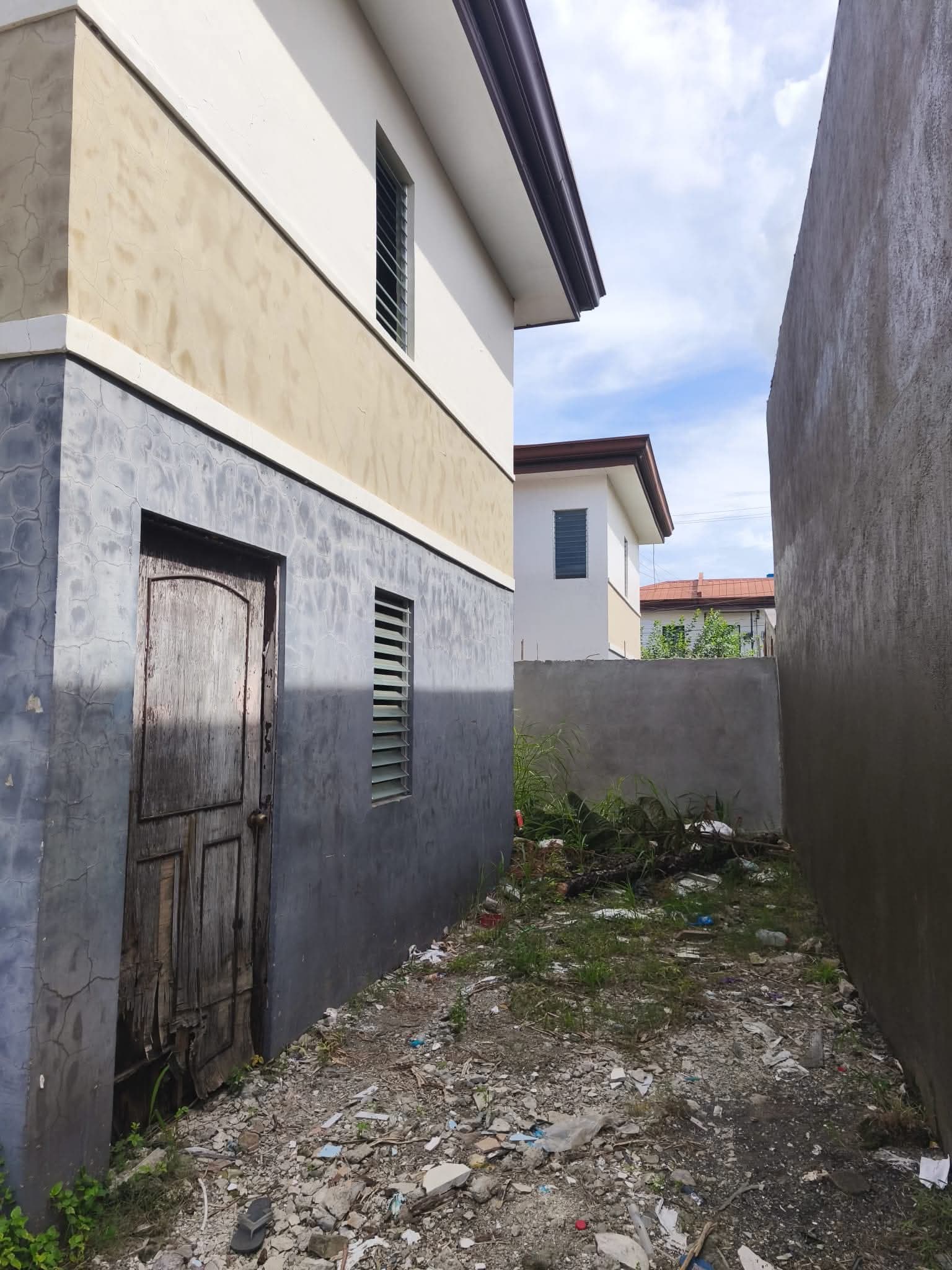 END UNIT TOWNHOUSE FOR SALE IN - Image 2