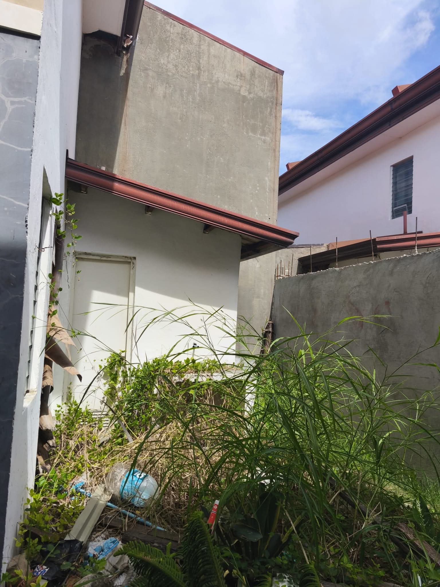 END UNIT TOWNHOUSE FOR SALE IN - Image 3