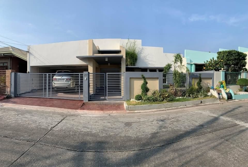 HOUSE AND LOT FOR SALE IN BF THAI PARANAQUE - Image 1 of 5