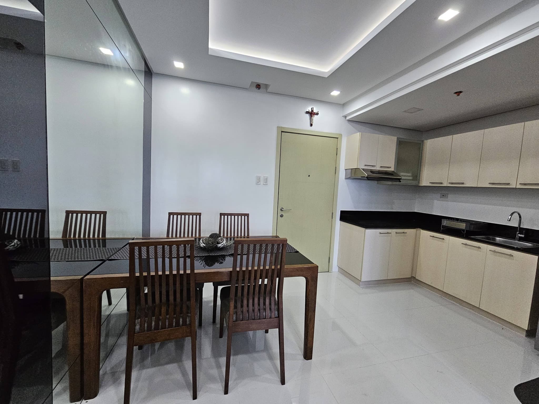 🏢 Elegantly Renovated 1BR Condo for Sale with 1 Parking Slot — Blue Residences Katipunan - Image 3 of 5