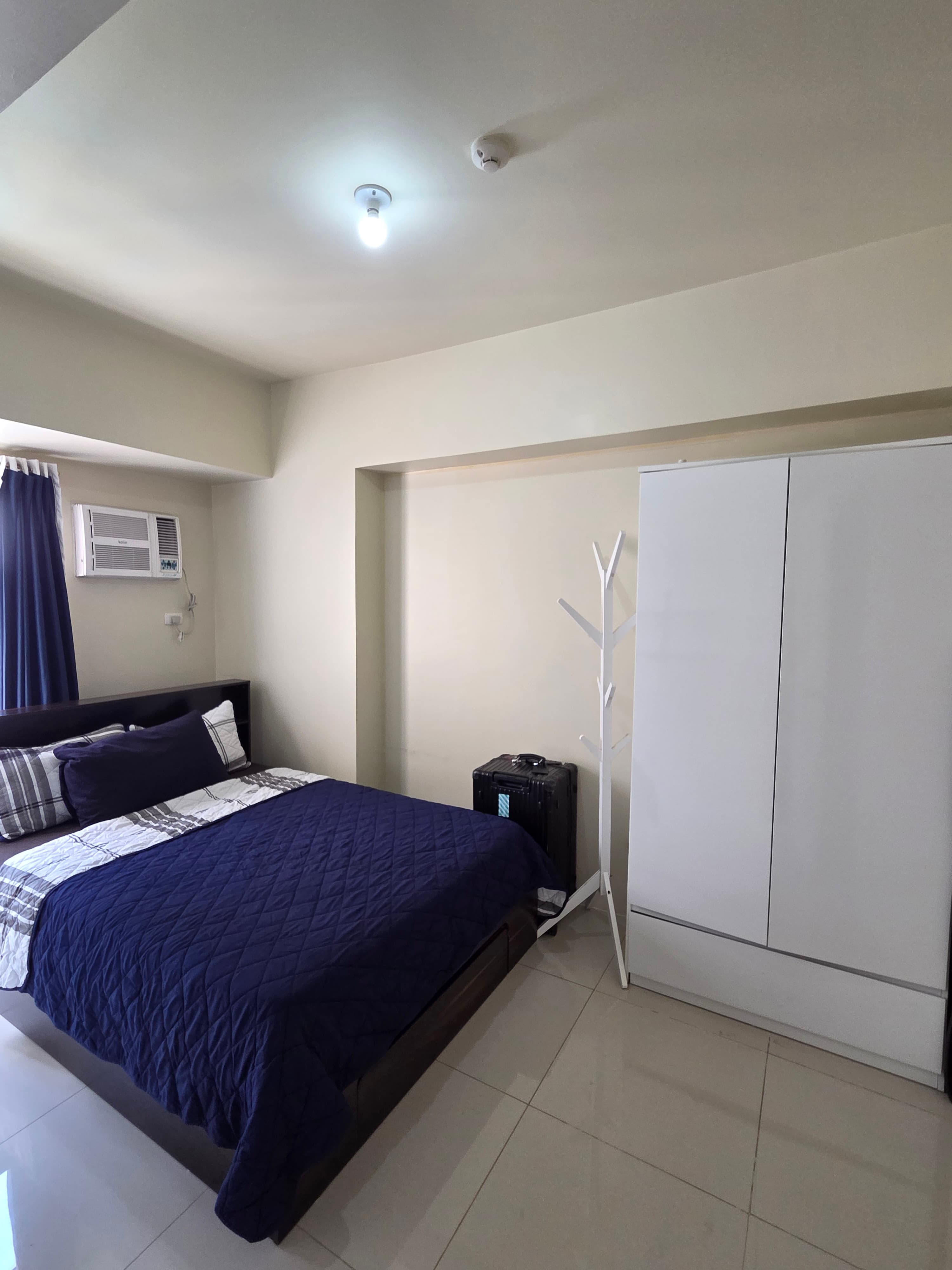 FOR SALE OR FOR RENT – Rarely Used 1-Bedroom Unit with Parking The Montane, Bonifacio Global City (BGC) - Image 1 of 5
