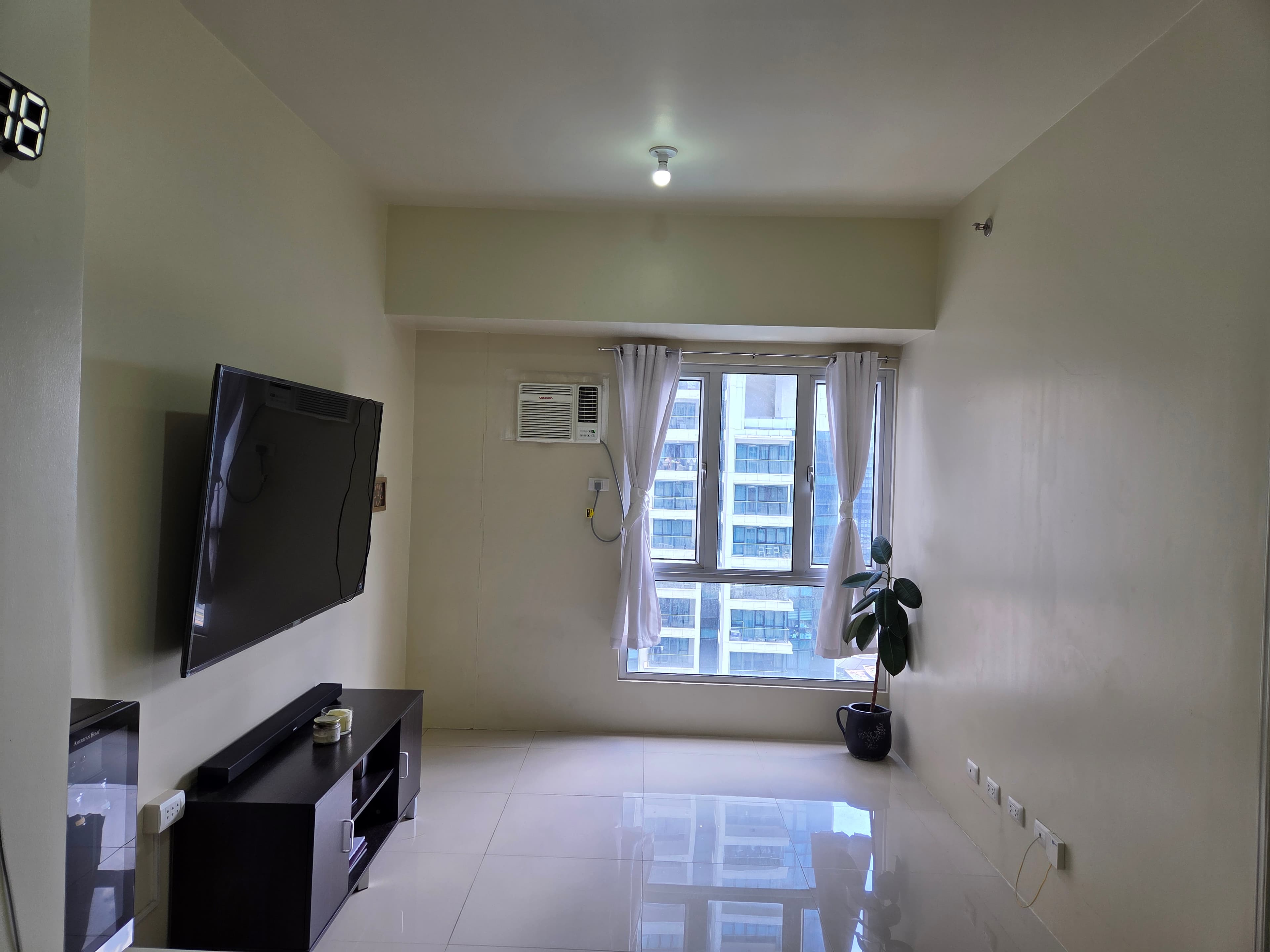 FOR SALE OR FOR RENT – Rarely Used 1-Bedroom Unit with Parking The Montane, Bonifacio Global City (BGC) - Image 2 of 5