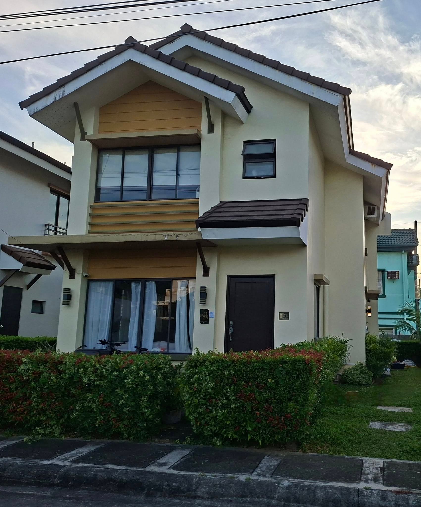MONTEBELLO, CIUDAD DE CALAMBA House & Lot For Sale - Image 1 of 5