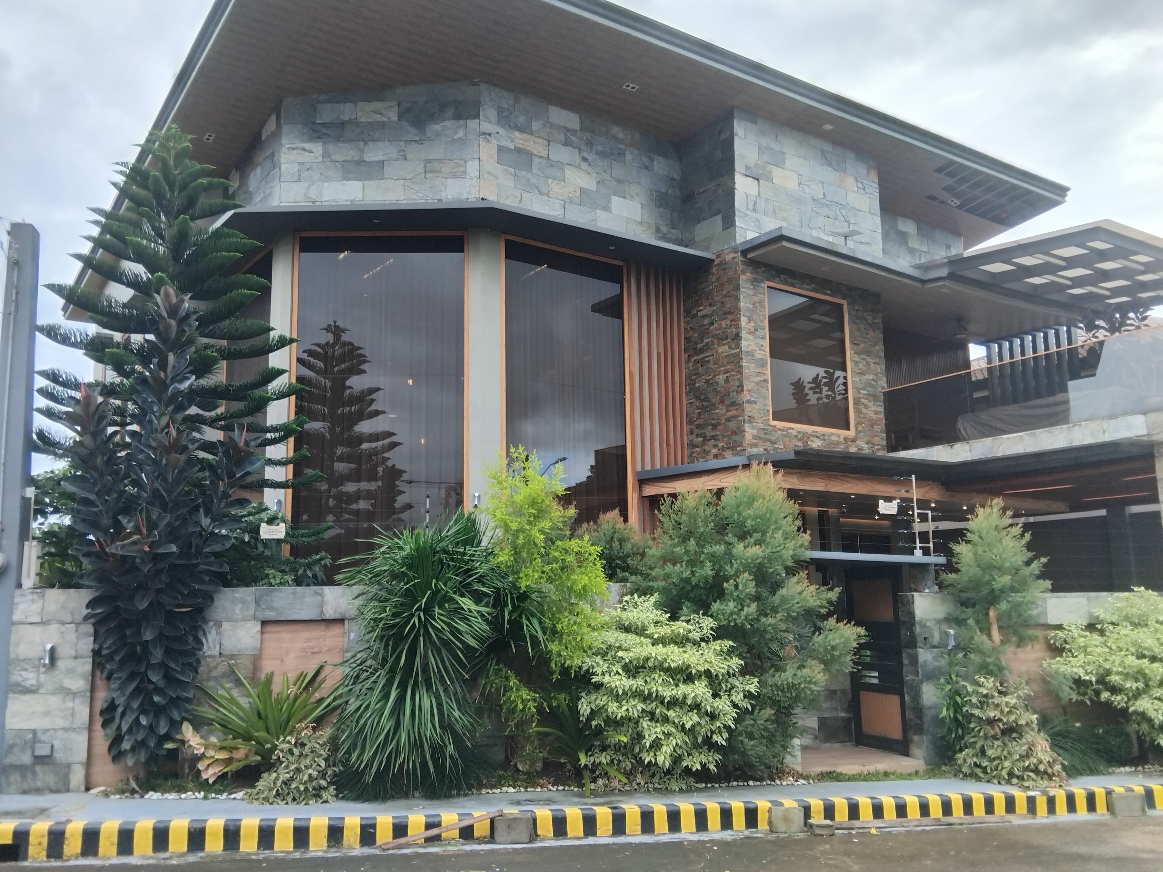 Luxury House with Smart Home Features at the Orchard Golf and Country Club, Dasnarinas City, Cavite — photo 1 of 3